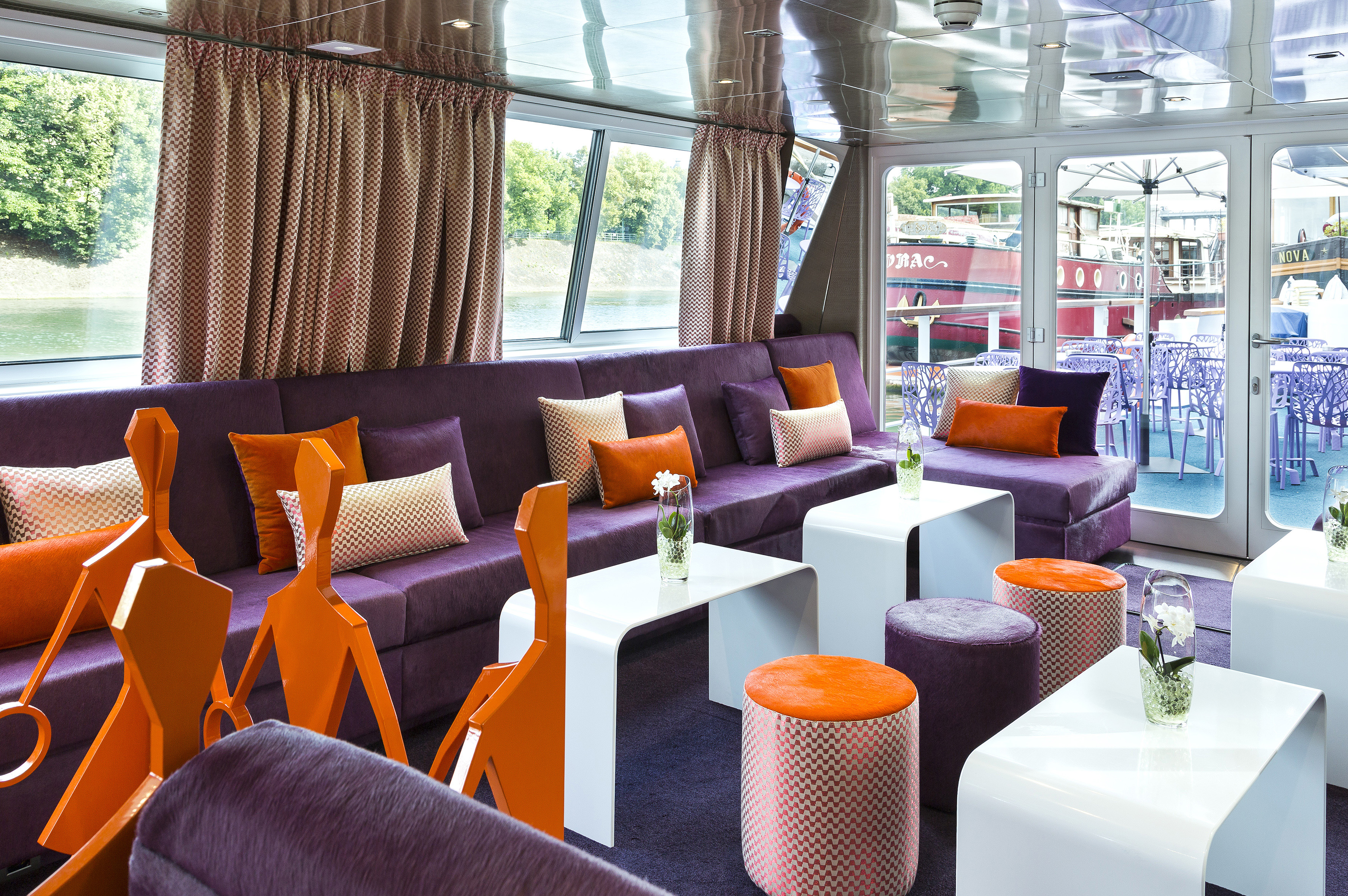 CroisiEurope Raymonde Bar Lounge.jpg